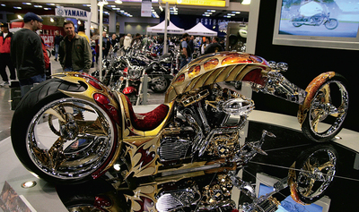 �� ������������� ������� � ������ ��� ����������� ������� ������ ������ ������ / A hand-made golden chopper was presented at the International motoshow in Seattle 